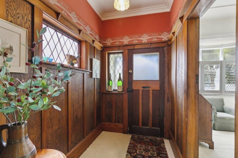 Photo of property in 28 Queen Street, Mount Victoria, Wellington, 6011