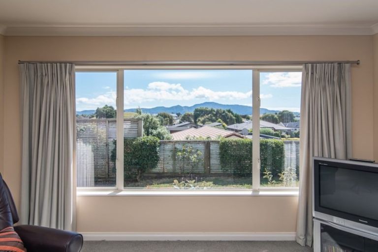 Photo of property in 28 Quadrant Heights, Paraparaumu, 5032