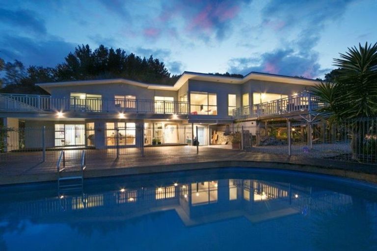 Photo of property in 18 Mountain Road, Henderson Valley, Auckland, 0612