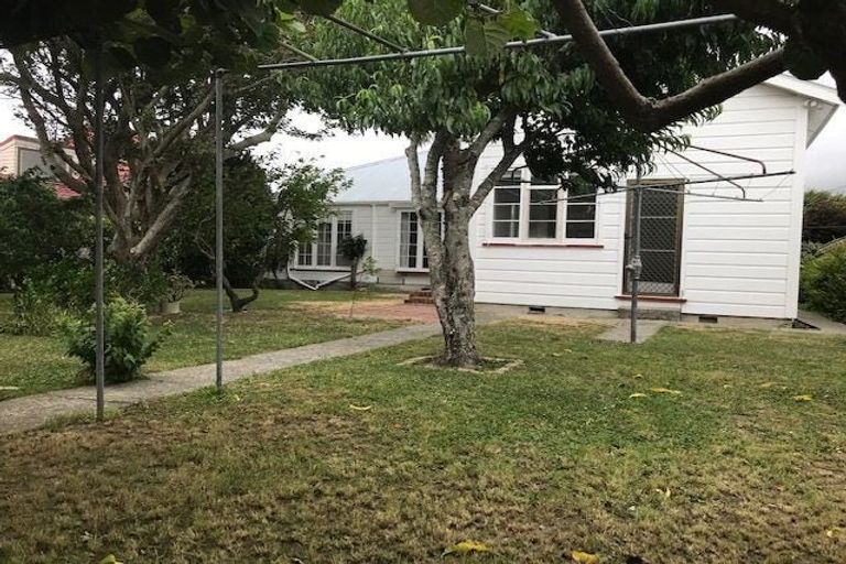 Photo of property in 27 Hautana Square, Woburn, Lower Hutt, 5010