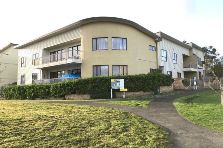Photo of property in 2/132 Stancombe Road, Flat Bush, Auckland, 2016