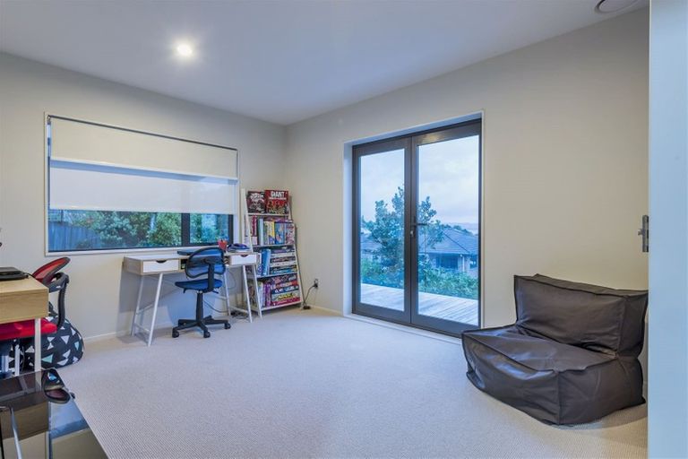 Photo of property in 137 Luckens Road, West Harbour, Auckland, 0618