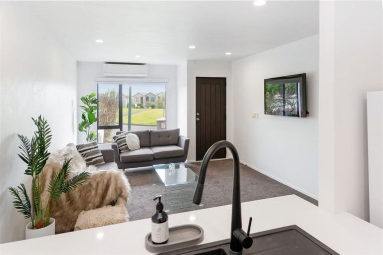 Photo of property in 14 Nagle Place, Golflands, Auckland, 2013