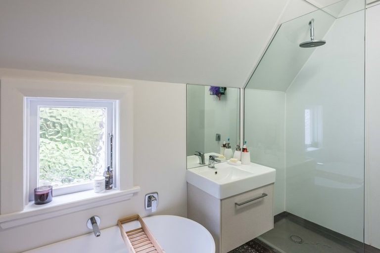 Photo of property in 32 Queens Drive, Kilbirnie, Wellington, 6022