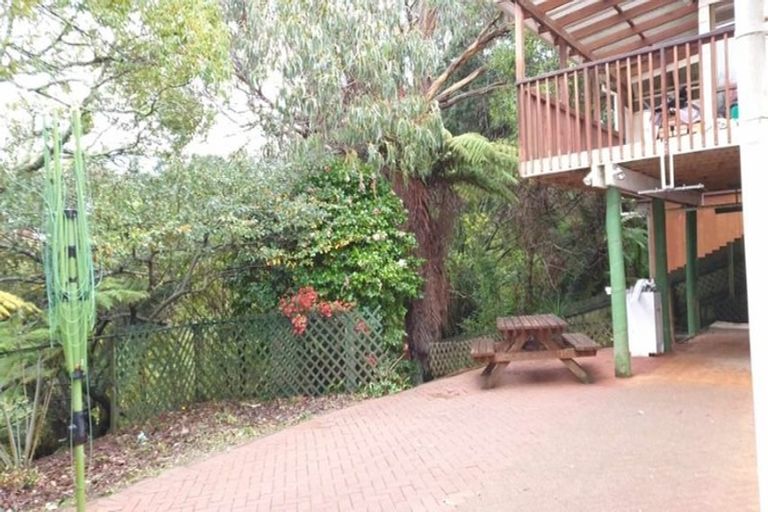 Photo of property in 18 Deverell Place, Northcross, Auckland, 0632