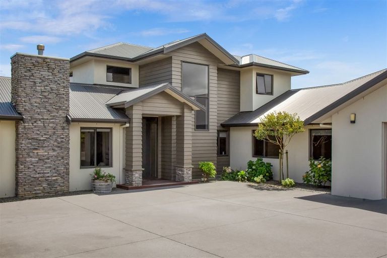 Photo of property in 9 Sampson Avenue, Waiwhakaiho, New Plymouth, 4312