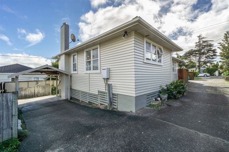 Photo of property in 1/62 Roberts Road, Glenfield, Auckland, 0629