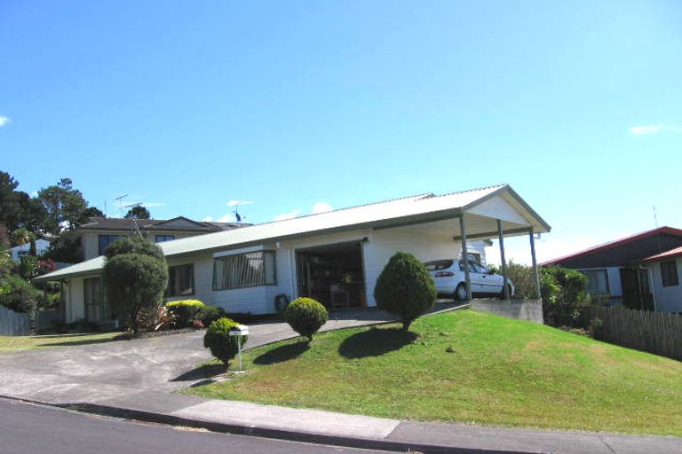 Photo of property in 13 Jumento Place, Unsworth Heights, Auckland, 0632
