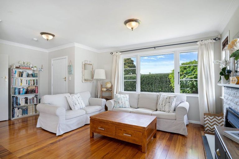 Photo of property in 17 Sackville Street, Martinborough, 5711