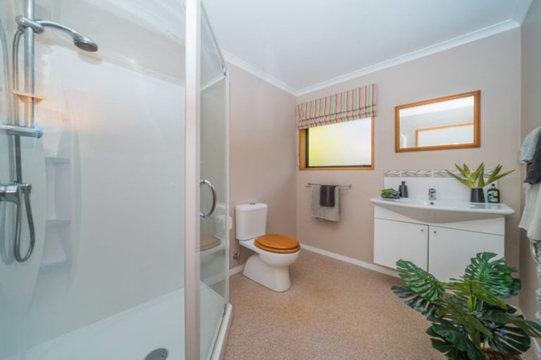 Photo of property in 4 Dresdan Court, Hokowhitu, Palmerston North, 4410