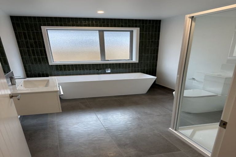 Photo of property in 32 Solitude Crescent, Kelvin Grove, 4414