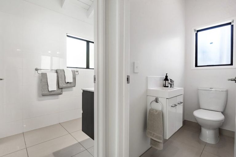 Photo of property in 1/20a Hauraki Road, Hauraki, Auckland, 0622