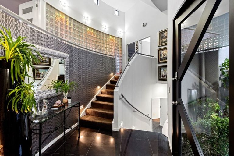 Photo of property in 18 Harry Ell Drive, Cashmere, Christchurch, 8022