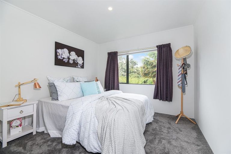 Photo of property in 33 Zefiro Drive, Massey, Auckland, 0614