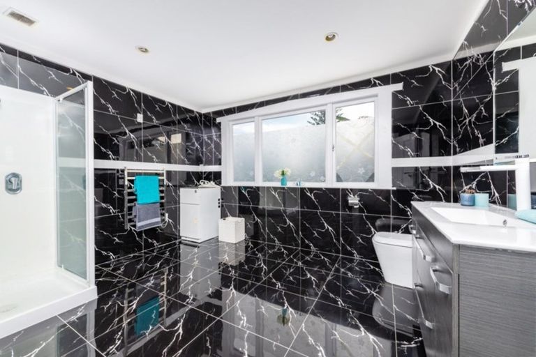 Photo of property in 1 Luckens Road, West Harbour, Auckland, 0618