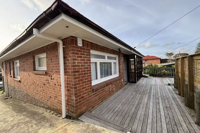 Photo of property in 39 Staveley Avenue, Mount Roskill, Auckland, 1041