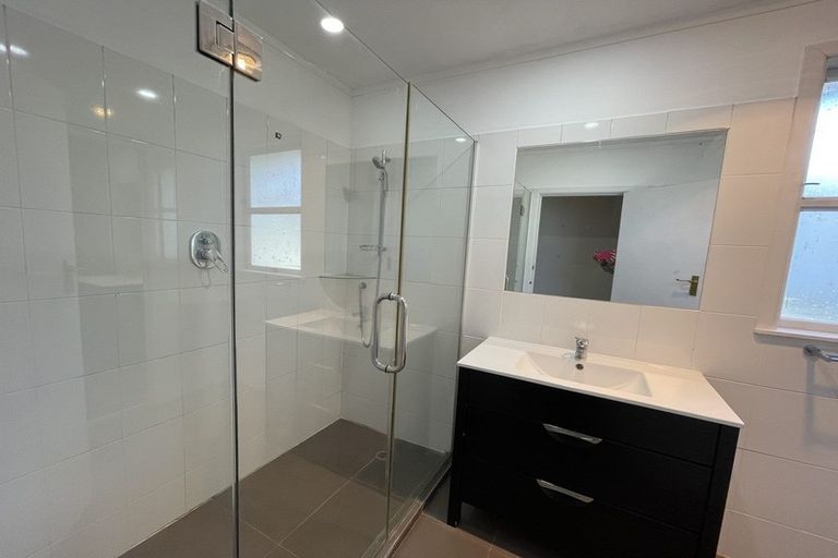 Photo of property in 68 Lake Road, Northcote, Auckland, 0627