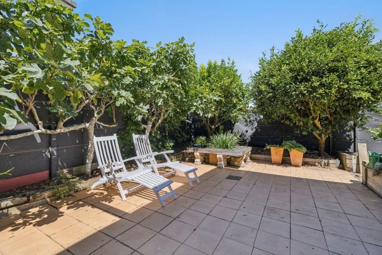 Photo of property in 8a Wicklow Road, Narrow Neck, Auckland, 0622