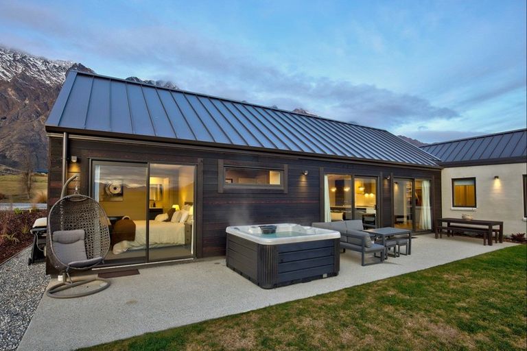Photo of property in 1 Cunninghams Drive, Jacks Point, Queenstown, 9371