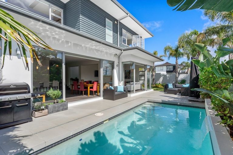 Photo of property in 2a Mirwill Road, Rothesay Bay, Auckland, 0630