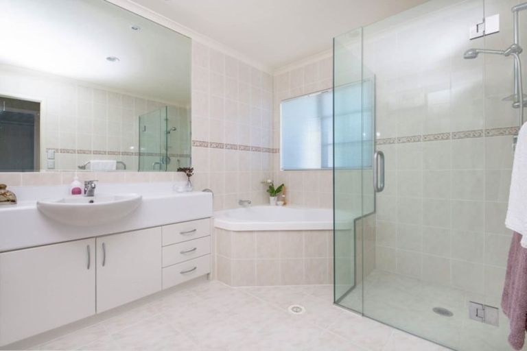 Photo of property in 2 Beach Road, Mellons Bay, Auckland, 2014