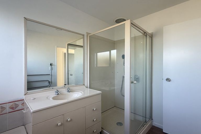 Photo of property in 2/4 Stanley Road, Glenfield, Auckland, 0629