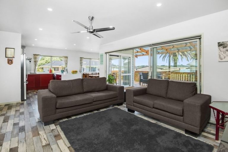 Photo of property in 3 Karaka Road, Kawakawa Bay, Papakura, 2585