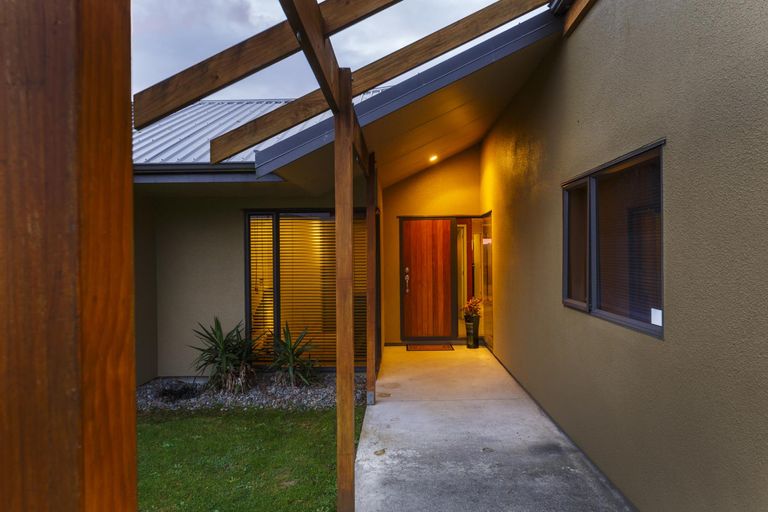 Photo of property in 5 Ron Place, Fitzherbert, Palmerston North, 4410