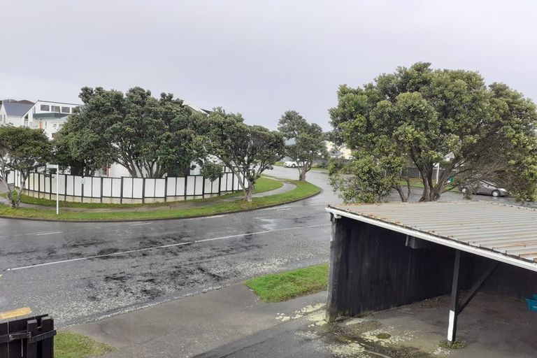 Photo of property in 140 Akaroa Drive, Maupuia, Wellington, 6022