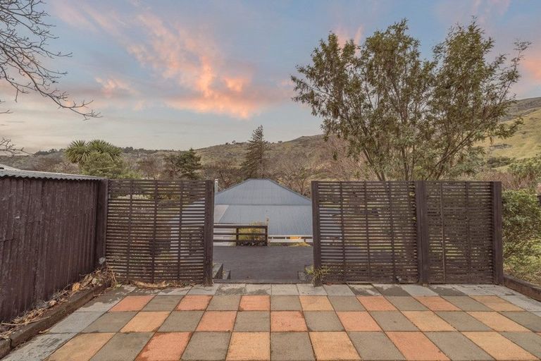 Photo of property in 37 Port Hills Road, Heathcote Valley, Christchurch, 8022