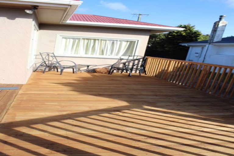 Photo of property in 21 Mexted Terrace, Tawa, Wellington, 5028