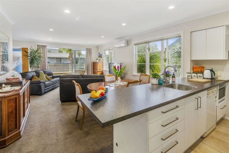 Photo of property in 206 Beach Haven Road, Beach Haven, Auckland, 0626