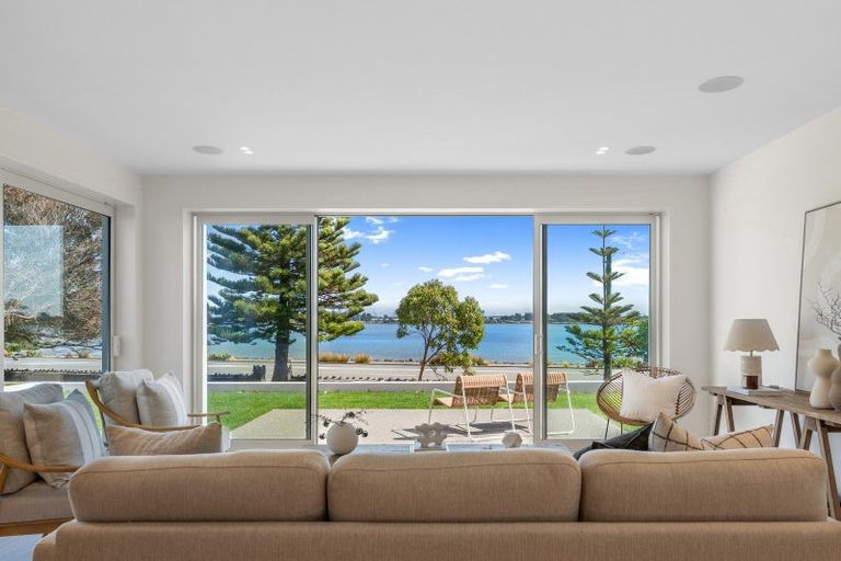 Photo of property in 2/1 The Brae, Mount Pleasant, Christchurch, 8081