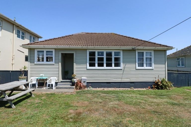 Photo of property in 7 Hulke Street, Foxton, 4814