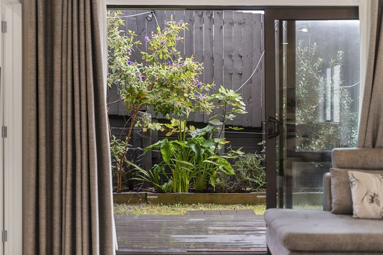 Photo of property in 12e Kelwyn Road, Kelston, Auckland, 0602