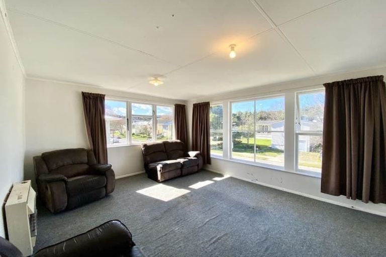 Photo of property in 19 Speargrass Grove, Timberlea, Upper Hutt, 5018