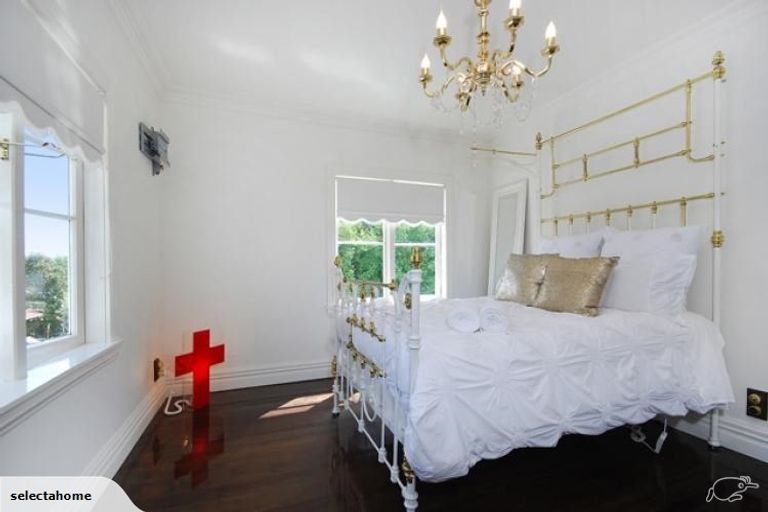 Photo of property in 18 Nikau Street, Eastbourne, Lower Hutt, 5013