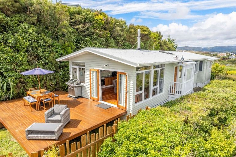 Photo of property in 61 Mana View Road, Paremata, Porirua, 5026