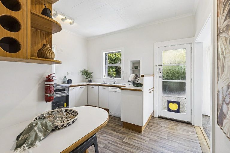 Photo of property in 24 Hungerford Road, Lyall Bay, Wellington, 6022