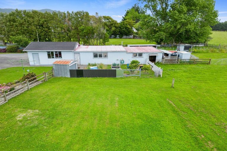 Photo of property in 921 State Highway 1, Te Horo, Otaki, 5581