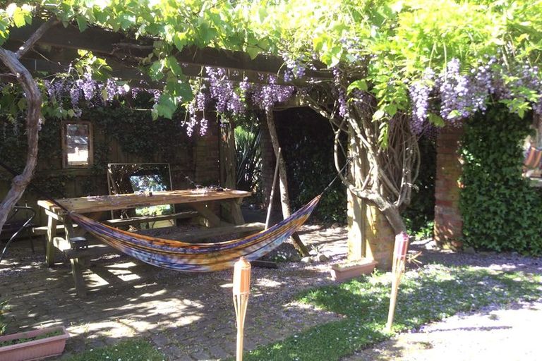 Photo of property in Jugglers Rest Backpackers, 8 Canterbury Street, Picton, 7220