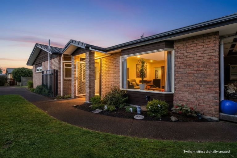 Photo of property in 8 Chalmers Close, Orewa, 0931