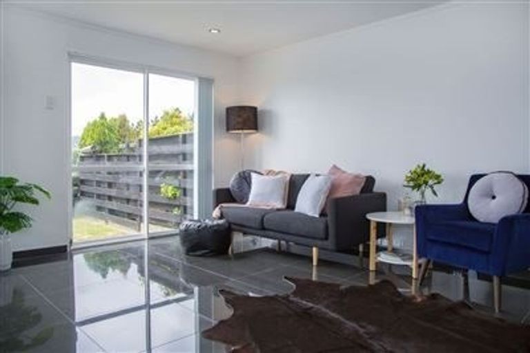 Photo of property in 12a Kingsbridge Place, Newlands, Wellington, 6037