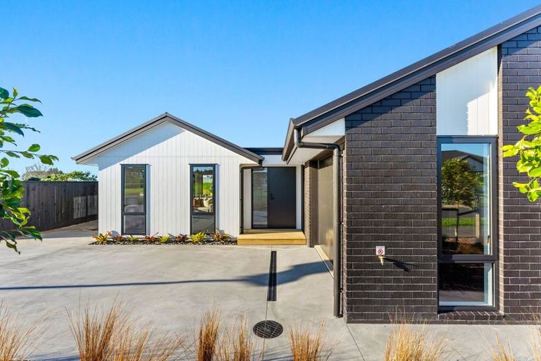 Photo of property in 74 Metoriti Crescent, Karaka, 2124