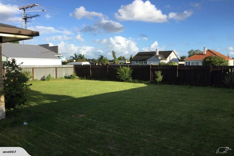 Photo of property in 1/1 Wattle Street, New Lynn, Auckland, 0600