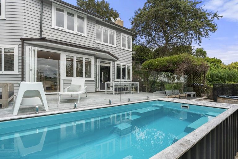 Photo of property in 28a Waterview Road, Stanley Point, Auckland, 0624