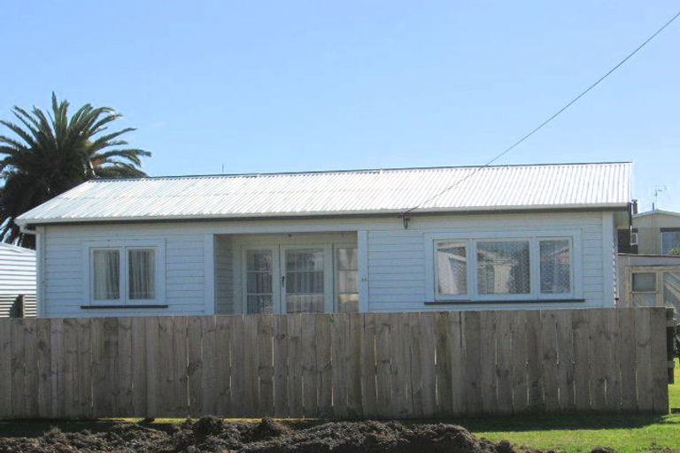 Photo of property in 11 Pratt Avenue, Foxton Beach, Foxton, 4815