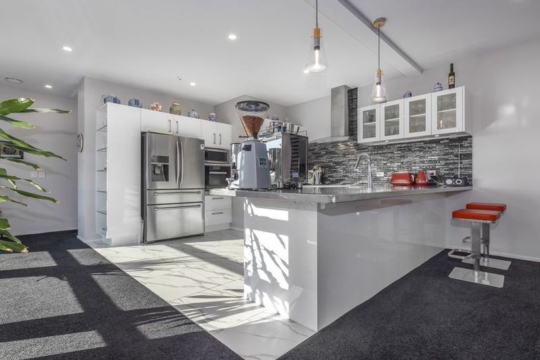 Photo of property in 10 Queen Street West, Levin, 5510