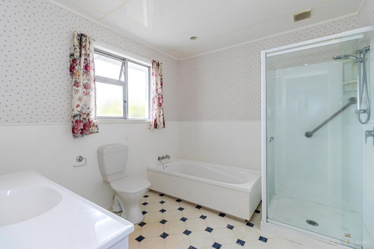 Photo of property in 1 Dixon Street, Waimate, 7924