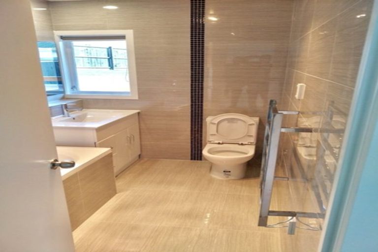 Photo of property in 17 Manhattan Heights, Glendene, Auckland, 0602